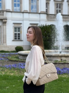 Torebka skórzana pikowana w duże romby beżowa na łańcuszku elegancka Vivienne Venasti2.webp