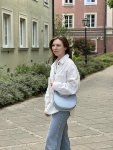 Torebka skórzana niebieska błękitna baby blue sky blue na ramię półksiężyc MOON Venasti minimalistyczna elegancka.webp