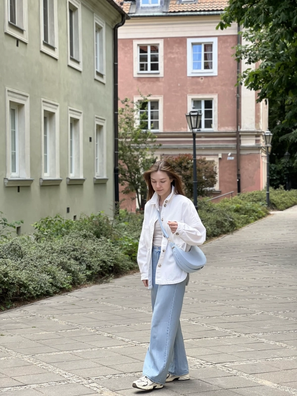 Torebka skórzana niebieska błękitna baby blue sky blue na ramię półksiężyc MOON Venasti minimalistyczna elegancka.webp