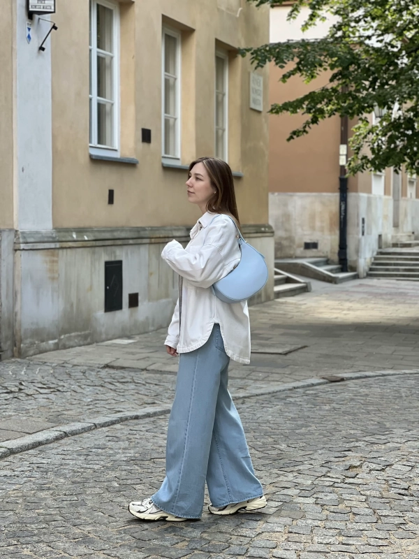 Torebka skórzana niebieska błękitna baby blue sky blue na ramię półksiężyc MOON Venasti minimalistyczna elegancka.webp