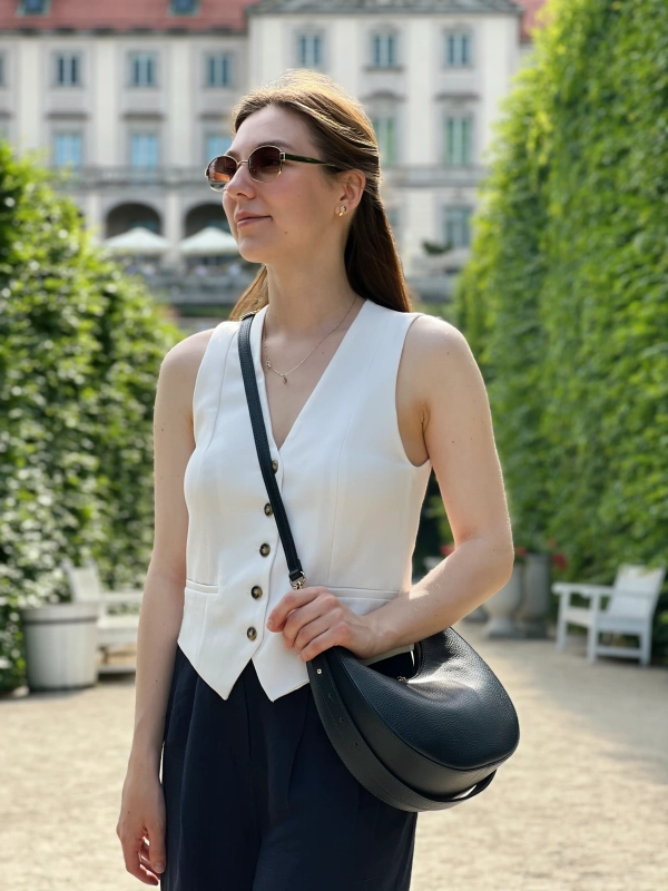 Torebka skórzana navy blue półksiężyc MOON Venasti noszona przez ramię
