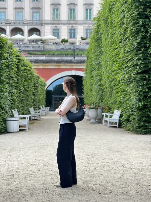 Torebka skórzana navy blue półksiężyc na ramię minimalistyczna MOON Venasti stylizacja