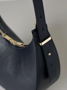 Torebka półksiężyc MOON navy blue— detale i faktura skóry