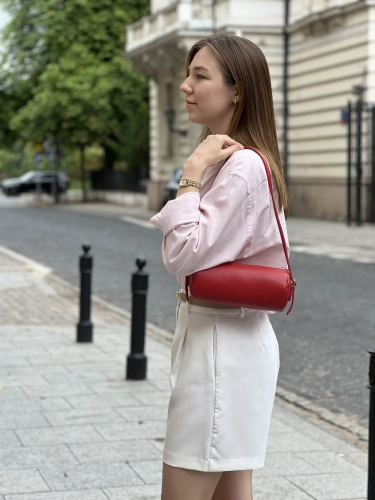 Czerwona torebka TUBO w letniej stylizacji