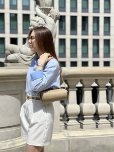 Torebka TUBO taupe w letniej stylizacji