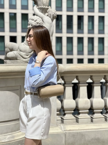 Torebka TUBO taupe w letniej stylizacji