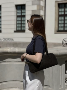 Ciemno-brązowa torebka LÍNEA  w letniej stylizacji
