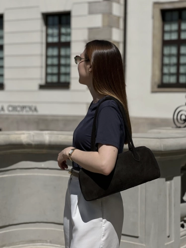 Ciemno-brązowa torebka LÍNEA  w letniej stylizacji