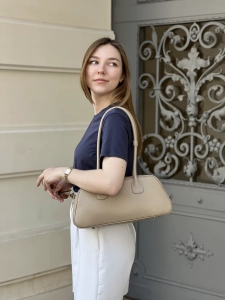 Torebka bagietka beżowa skórzana BASSOTTO Venasti na ramię wiosenno-letnia stylizacja