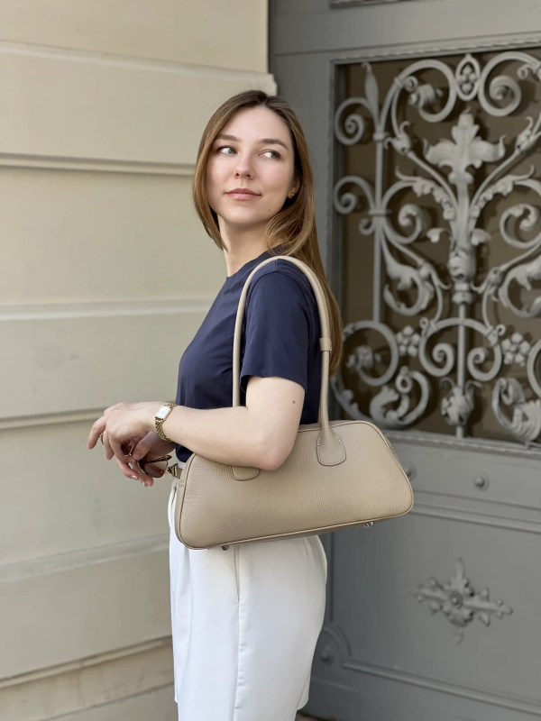 Torebka bagietka beżowa skórzana BASSOTTO Venasti na ramię wiosenno-letnia stylizacja