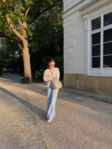 Torebka skórzana ecru półksiężyc minimalistyczna Moon Venasti do ręki stylizacja wiosna-lato