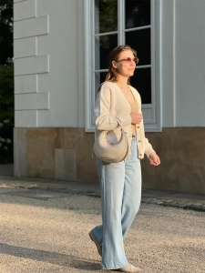 Torebka skórzana ecru półksiężyc minimalistyczna Moon Venasti do ręki