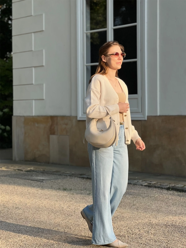 Torebka skórzana ecru półksiężyc minimalistyczna Moon Venasti do ręki