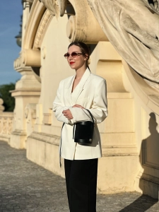 Zamszowa torebka cylindryczna ROTONDA czarna Venasti stilizacja na wyjście elegancka stylówka