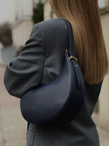 Torebka półksiężyć skórzana moon Venasti navy blue na ramię