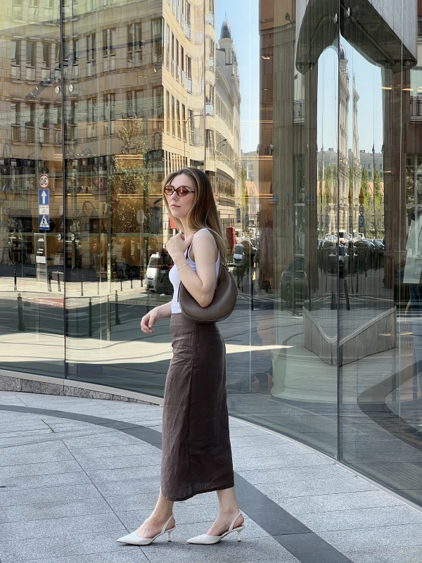 Torebka skórzana półksiężyc MOON taupe w stylizacji