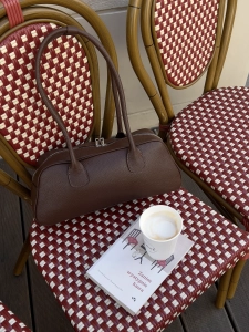 Torebka bagietka długa skórzana na ramię czekoladowa ciemno brązowa Bassotto Venasti torebka typu jamnik.webp