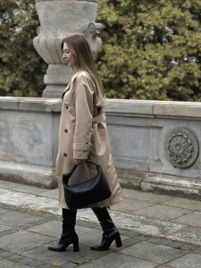 Torebka hobo VINCOLO brązowa z plecionej skóry naturalnej - stylizacja jesienna 2