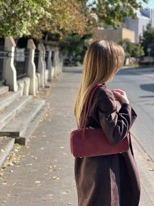 Podłużna torebka zamszowa LÍNEA w kolorze burgundowym stylizacja jesienno-zimowa