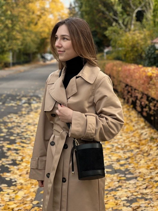 Torebka skórzana zamszowa czarna wiaderko bucket bag cylindryczna Rotonda Venasti3.webp