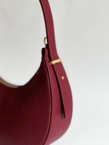 Torebka skórzana bordowa na ramię półksiężyc MOON Venasti minimalistyczna elegancka1.webp