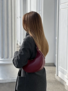 Torebka skórzana bordowa półksiężyc na ramię MOON Venasti minimalistyczna 2.webp