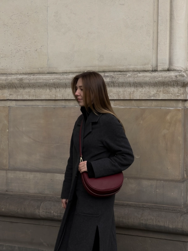 Torebka półksiężyc skórzana bordowa przez ramię MOON.JPG.webp