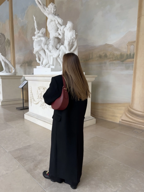 Torebka skórzana borodowa czerwona na ramię półksiężyc MOON Venasti1.webp