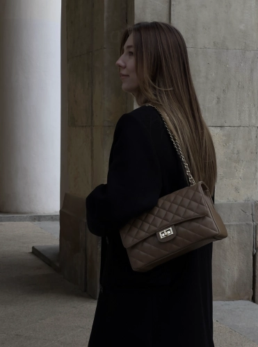 torebka elegacka klasyczna skórzana pikowana taupe brązowa na łańcuszku Camille Venasti.webp