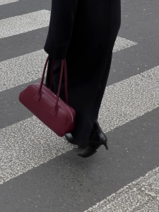 torebka typu jamnik BASSOTTO burgundowa Venasti - stylizacja jesienna