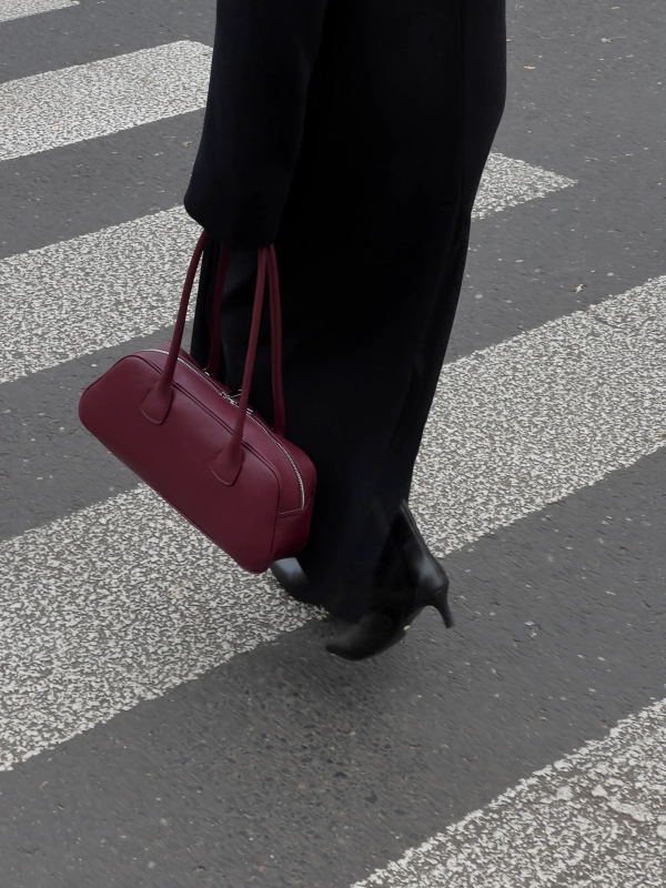 torebka typu jamnik BASSOTTO burgundowa Venasti - stylizacja jesienna