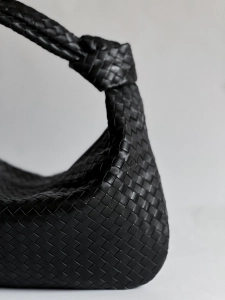 Torebka hobo skórzana pleciona na ramię Vincolo Venasti czarna.webp