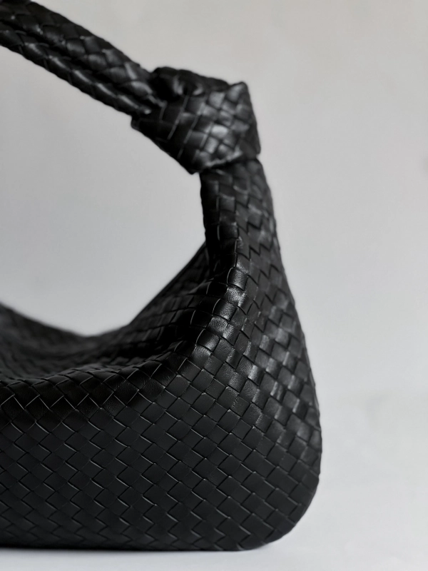 Torebka hobo skórzana pleciona na ramię Vincolo Venasti czarna.webp