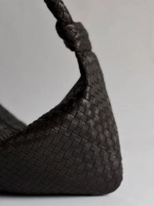 Torebka hobo skórzana pleciona na ramię Vincolo Venasti brązowa.webp