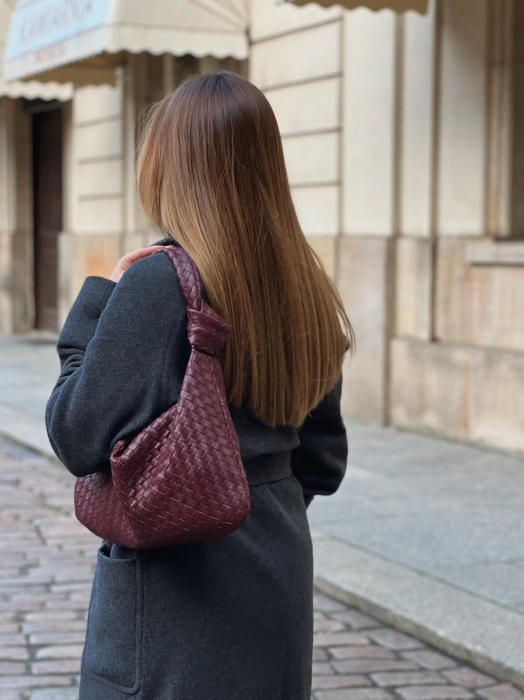 Torebka hobo skórzana pleciona Vincolo Venasti borodowa.webp