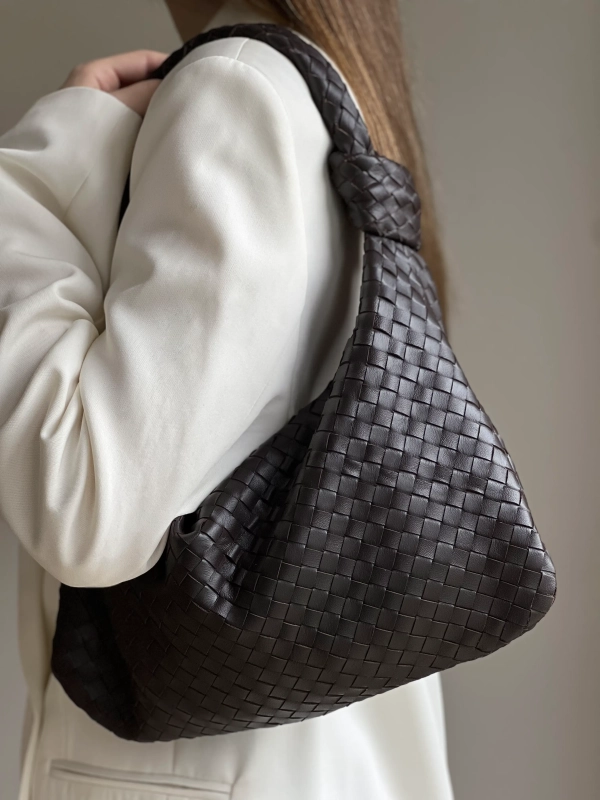 Torebka hobo skórzana pleciona Vincolo Venasti ciemno brązowa czekoladowa.webp