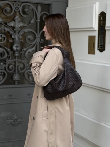 Torebka hobo skórzana pleciona ciemno brązowa czekoladowa intrecciato Vincolo Venasti na ramię.webp