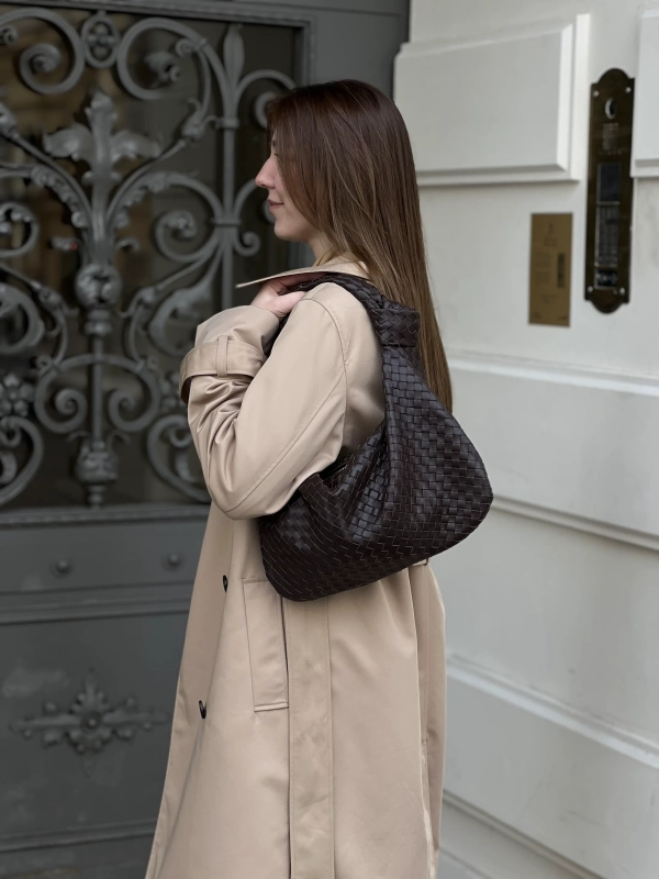 Torebka hobo skórzana pleciona ciemno brązowa czekoladowa intrecciato Vincolo Venasti na ramię.webp