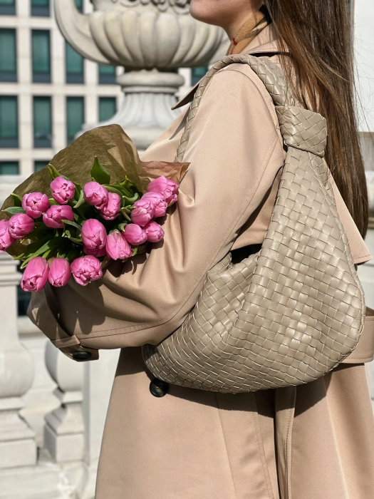 Torebka hobo skórzana pleciona taupe beżowa jasna intrecciato Vincolo Venasti na ramię1.webp