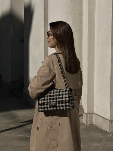Torebka elegancka na łańuczku w pepitkę materiałowa Lily Venasti stylizacja jesienna