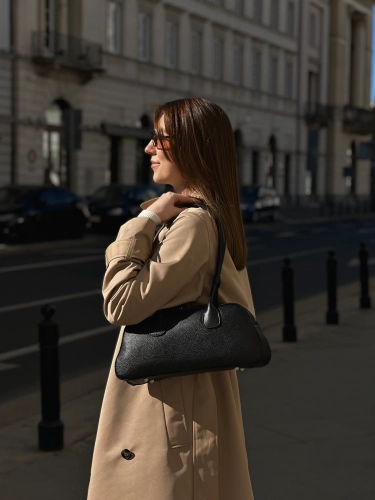 Czarna torebka skórzana bagietka BASSOTTO na ramię