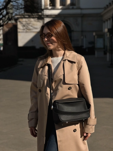 Torebka skórzana czarna crossbody przez ramię na szerokim pasku Nuvola Venasti 8.webp