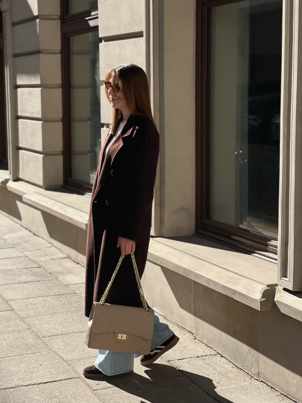 Beżowa torebka VIVIENNE pokazana w stylizacji