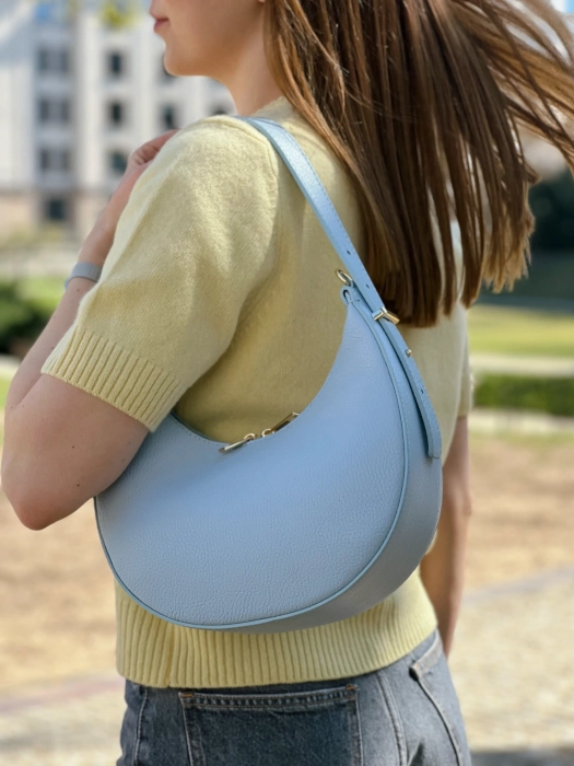 Torebka skórzana niebieska błękitna baby blue sky blue na ramię półksiężyc MOON Venasti minimalistyczna elegancka6.webp