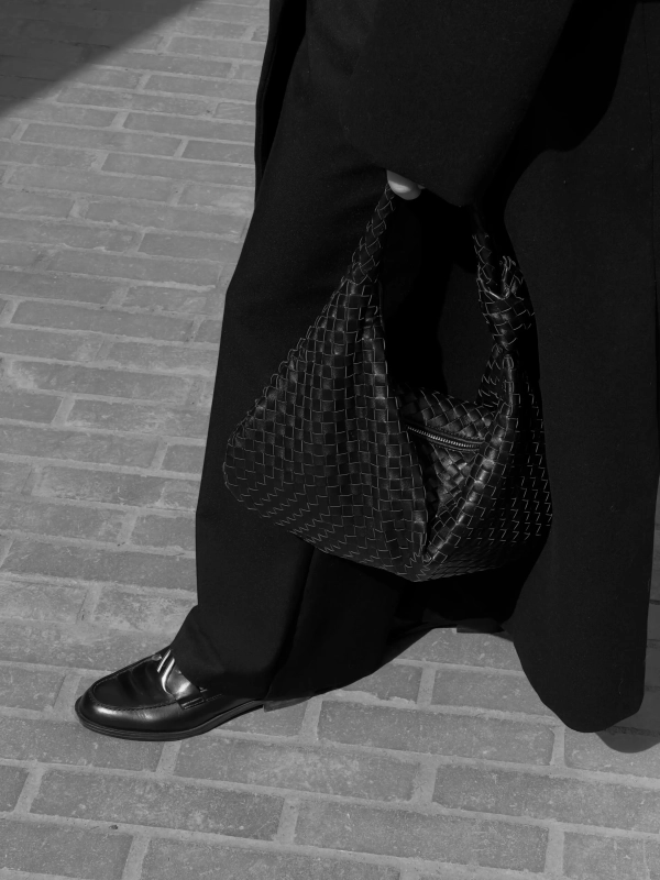 Torebka hobo skórzana czarna  ręcznie pleciona intrecciato z ozdobnym węzłem Vincolo Venasti2.webp