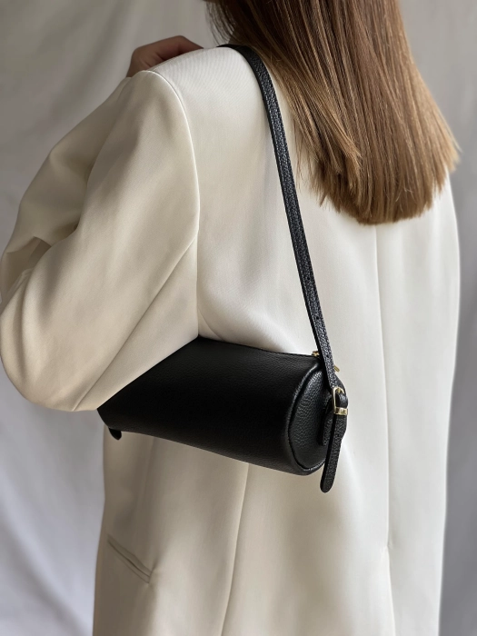 Torebka tuba skórzana czarna mała tubowa TUBO Venasti2.webp