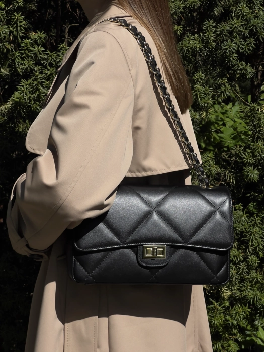 Torebka skórzana czarna pikowana elegancka klasyczna na łańcuszku Natalie Venasti 5.webp