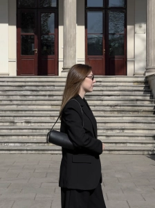 Torebka tuba skórzana czarna mała na ramię do ręki Venasti tubalny kształt 72.webp