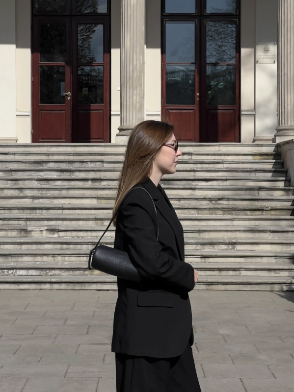 Torebka tuba skórzana czarna mała na ramię do ręki Venasti tubalny kształt 72.webp
