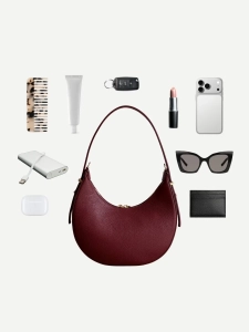 Torebka skórzana bordowa na ramię półksiężyc MOON Venasti minimalistyczna elegancka.webp
